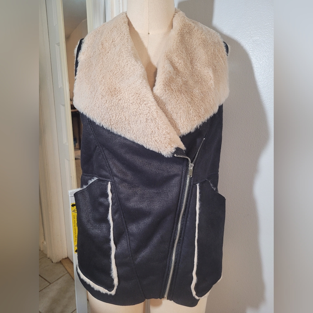 Women's black and cream vest with sheepskin lining. Zara brand. Size S.